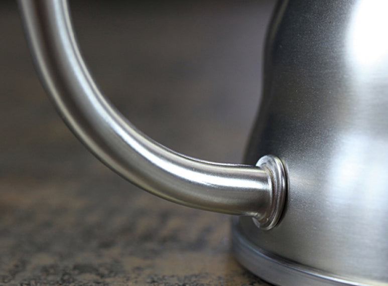 The flat-top handle is also a stand for the lid