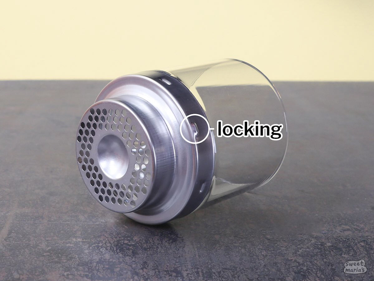 The locking roast chamber has horizontal tabs.